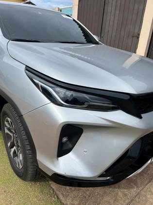 TOYOTA HILUX SW4 2.8 D-4D TURBO DIESEL SRX PLATINUM 7L 4X4 AUTOMÁTICO